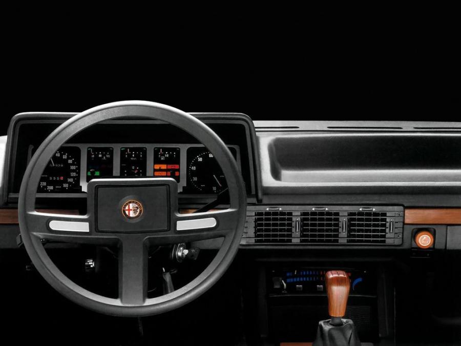 Торпедо Alfa Romeo Alfa 6 (119) 1983 года  (фото 12 из 17)